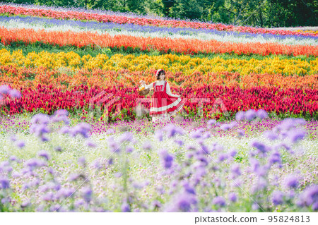 一個花園和一個打扮成小紅帽的女人 一個花園和一個打扮成小紅帽的女人 95824813