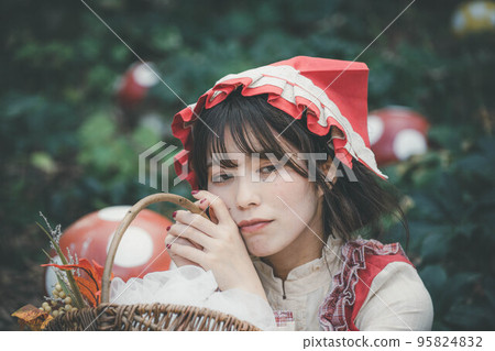 樹林裡打扮成小紅帽的女人 樹林裡打扮成小紅帽的女人 95824832