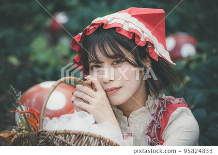 樹林裡打扮成小紅帽的女人 95824833