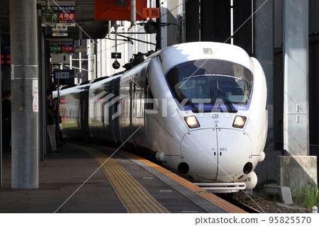 Limited Express Kamome arriving at Isahaya Station (885 series: Hakata ⇔ Nagasaki) 95825570