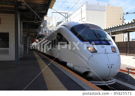 到達諫早站的特快Kamome（885系：博多⇔長崎） 95825571