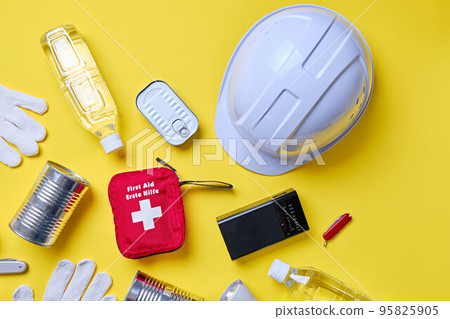 黃色背景下的應急物資 95825905