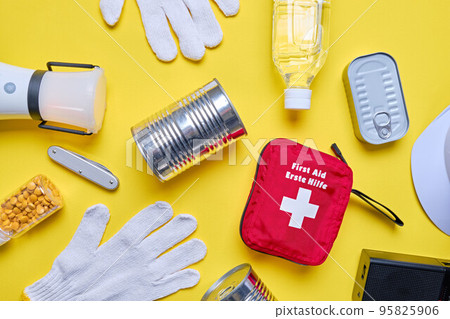 黃色背景下的應急物資 95825906