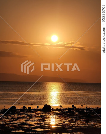 Sunset in a tropical country The sea dyed in the setting sun 95826702
