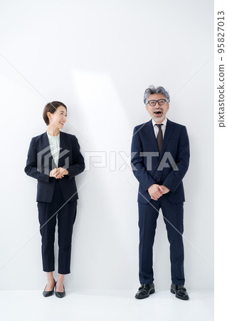 男人和女人在西裝白色背景 男人和女人在西裝白色背景 95827013