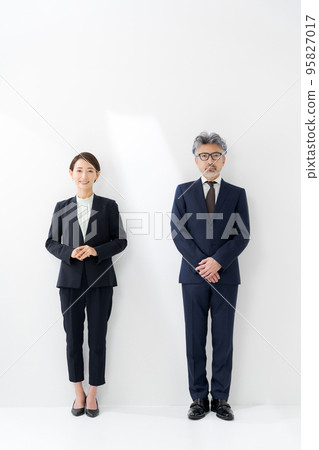 男人和女人在西裝白色背景 男人和女人在西裝白色背景 95827017