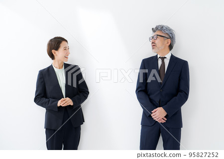 男人和女人在西裝白色背景 男人和女人在西裝白色背景 95827252