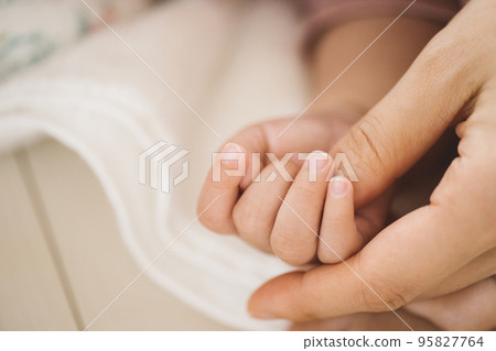寶寶的手握著媽媽的拇指 95827764