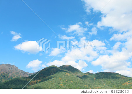 初秋的山脈和天空 初秋的山脈和天空 95828023