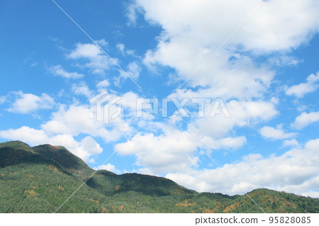 初秋的山脈和天空 初秋的山脈和天空 95828085