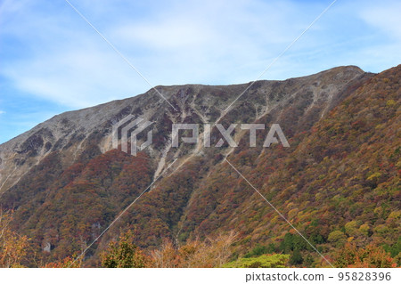 在晴朗的秋日伊吹山頂附近的景色 95828396