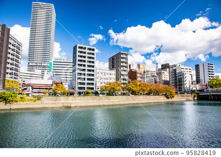 這是從廣島站南口附近的遠光橋向東眺望的河濱市區。左邊的建築是格蘭克羅斯大廈 這是從廣島站南口附近的遠光橋向東眺望的河濱市區。左邊的建築是格蘭克羅斯大廈 95828419