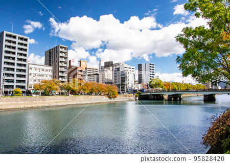 這是從廣島站南口附近的遠光橋向東眺望的河濱市區。右側是廣電列車經過的廣人橋。廣島 這是從廣島站南口附近的遠光橋向東眺望的河濱市區。右側是廣電列車經過的廣人橋。廣島 95828420