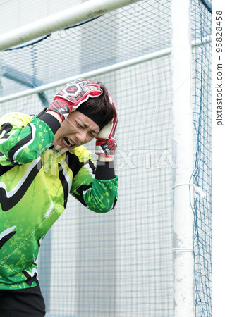 一個因失球而傷心的守門員 95828458