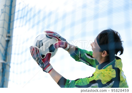 守門員男子接住足球 95828459