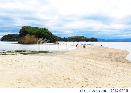 [Tonosho-cho, the sandbar road that appears at low tide "Angel Road"] 95829336