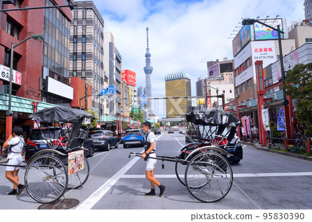 Rickshaw crossing in front of Kaminarimon 95830390