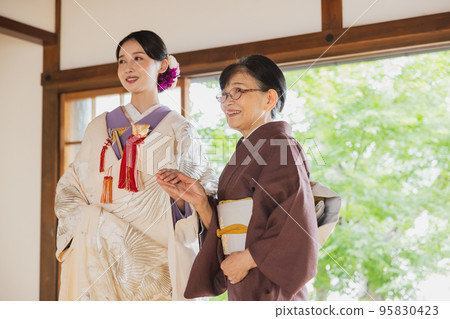 Shiromuku Bride and Caretaker 95830423