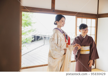 Shiromuku Bride and Caretaker 95830429