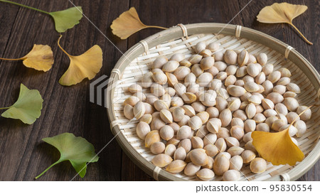 銀杏葉和銀杏種子 | 幹銀杏種子 銀杏葉和銀杏種子 | 幹銀杏種子 95830554