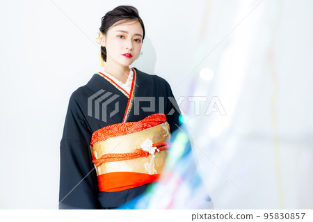 黑色長袖和服的女人 黑色長袖和服的女人 95830857