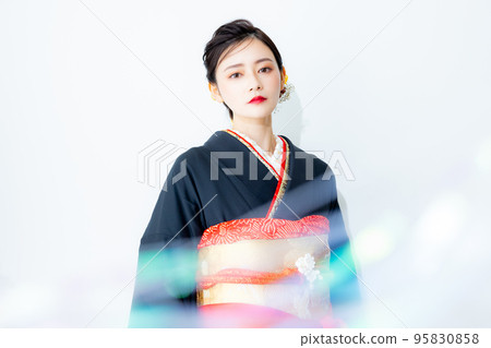 黑色長袖和服的女人 95830858