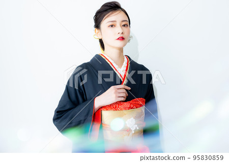 黑色長袖和服的女人 95830859