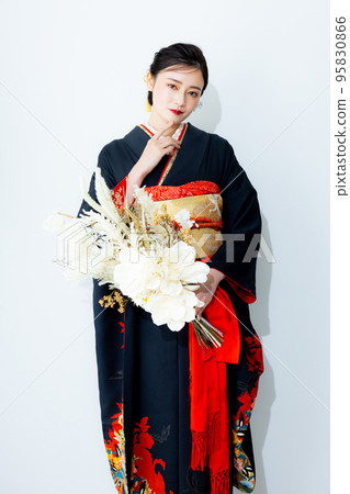 黑色長袖和服的女人 95830866