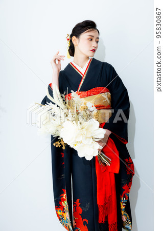 黑色長袖和服的女人 95830867