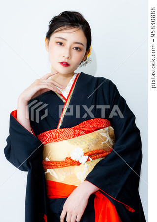 黑色長袖和服的女人 黑色長袖和服的女人 95830888