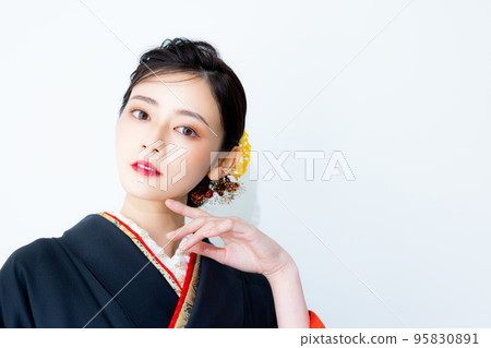A woman in a black long-sleeved kimono 95830891