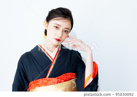 A woman in a black long-sleeved kimono 95830892