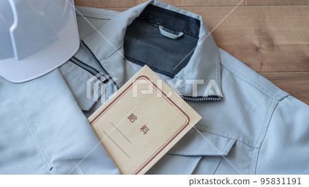 Work clothes and salary bag 95831191