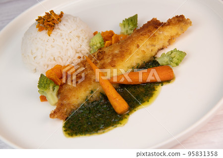 Recipe for Hake fillet breaded with panko, rice, carrot chips and coriander sauce 95831358