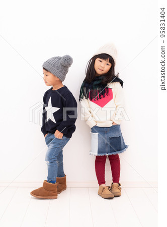 擺在冬裝時尚的亞洲男孩和女孩 擺在冬裝時尚的亞洲男孩和女孩 95831404