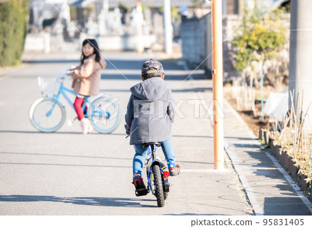 冬天騎自行車的亞裔孩子 95831405