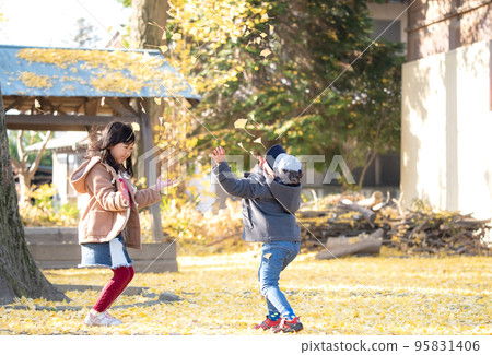 一個7歲的女孩和一個5歲的男孩在秋葉公園玩耍 95831406