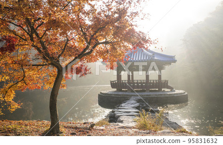 貞邑內藏山國立公園湖中倒映的烏華亭和秋葉 95831632