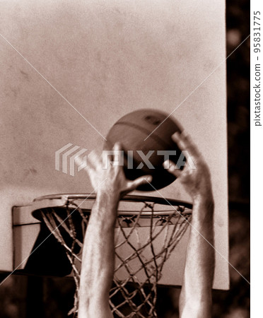 Puting ball in hood Puting ball in hood 95831775