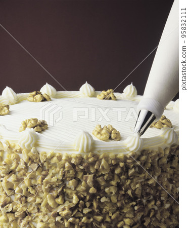 Nutcake with cream 95832111