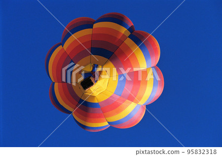 Hot air balloon 95832318