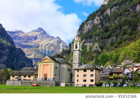 Panoramic view of Sonogno village Panoramic view of Sonogno village 95832366