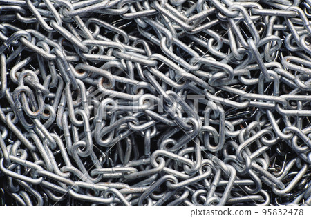 High contrast view on old used chain. 95832478