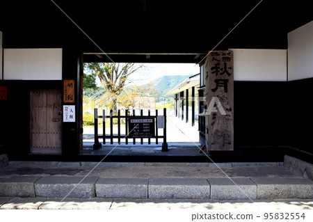 櫻花盛開、綠意盎然的築前小京都“秋月”街景 95832554