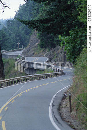Road across mountains 95832642