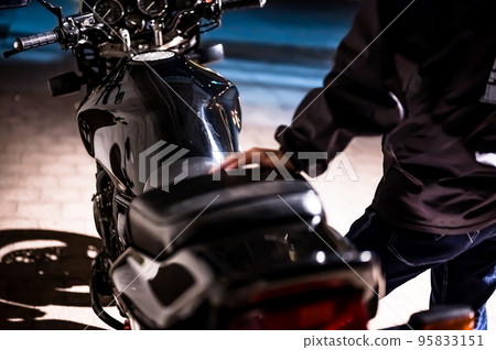 Bike and rider standing at night 95833151