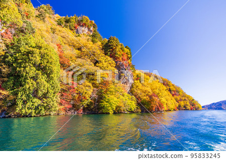 （栃木縣）奧日光中禪寺湖遊船觀賞紅葉 95833245