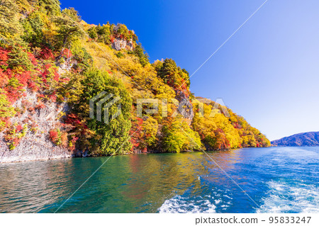 (Tochigi Prefecture) Autumn leaves seen from a pleasure boat on Lake Chuzenji in Oku-Nikko (Tochigi Prefecture) Autumn leaves seen from a pleasure boat on Lake Chuzenji in Oku-Nikko 95833247