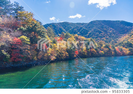 （栃木縣）奧日光中禪寺湖遊船觀賞紅葉 95833305