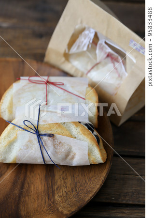 用玻璃紙包裹的水果煎蛋蛋糕 95833488